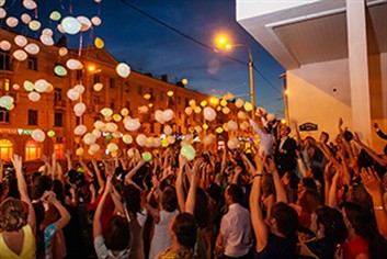 Запуск в ночное небо светящихся шаров